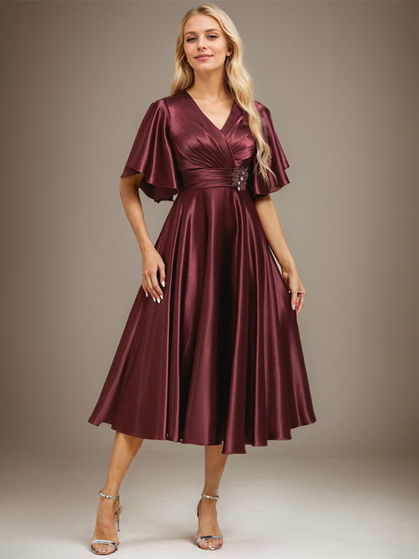 Vestito a-line da madre della sposa in raso elasticizzato con scollo a V, lunghezza tea, perline e pieghe