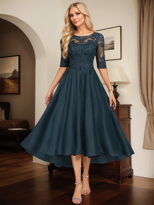 Vestido de madre de la novia azul marino oscuro línea A con escote barco ilusión, encaje asimétrico y satén con cuentas