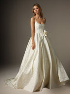 Robe de mariée blanche style robe boule avec poches en jacquard floral