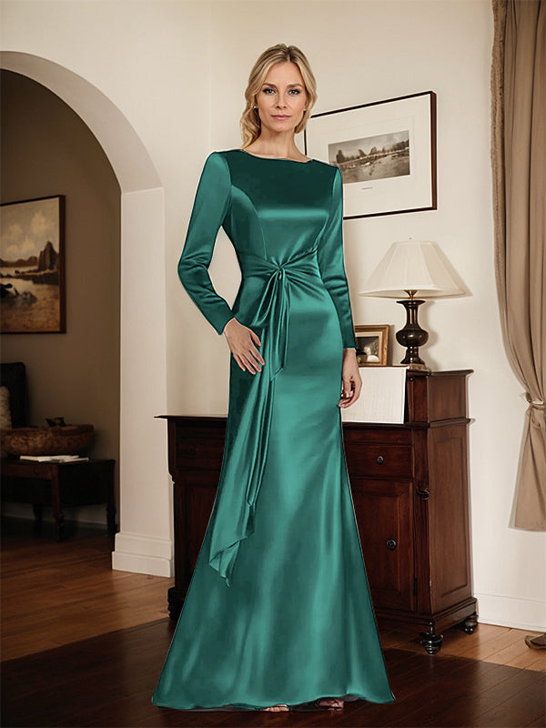 Robe mère de la mariée en satin à manches longues et coupe fourreau avec taille latérale