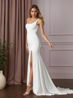 Vestido de noiva sereia branco com decote redondo, lantejoulas e cetim com forro de crepe