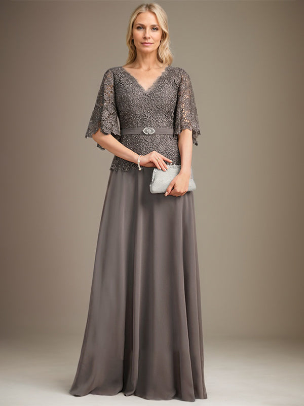 Robe mère de la mariée en mousseline et dentelle coupe A col en V longueur au sol avec broche en cristal et strass
