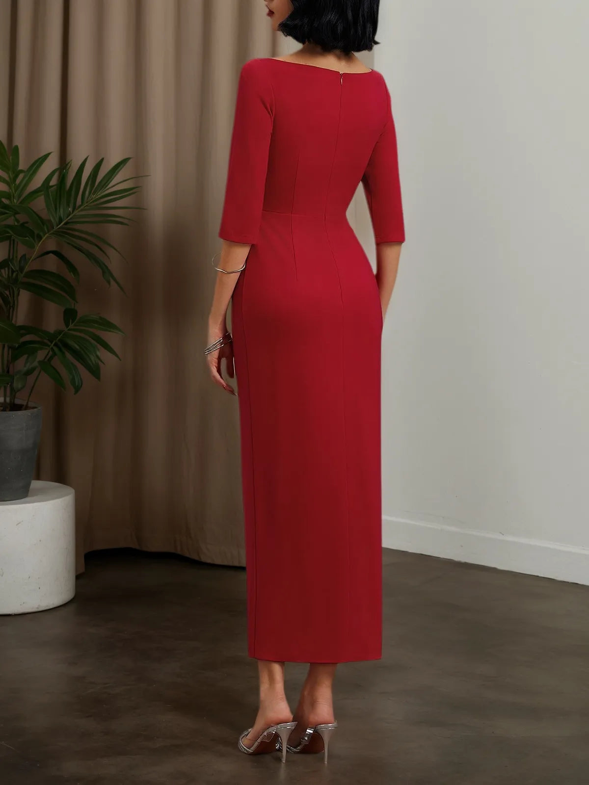 Vestido maxi rojo fruncido con escote off the shoulder y mangas tres cuartos