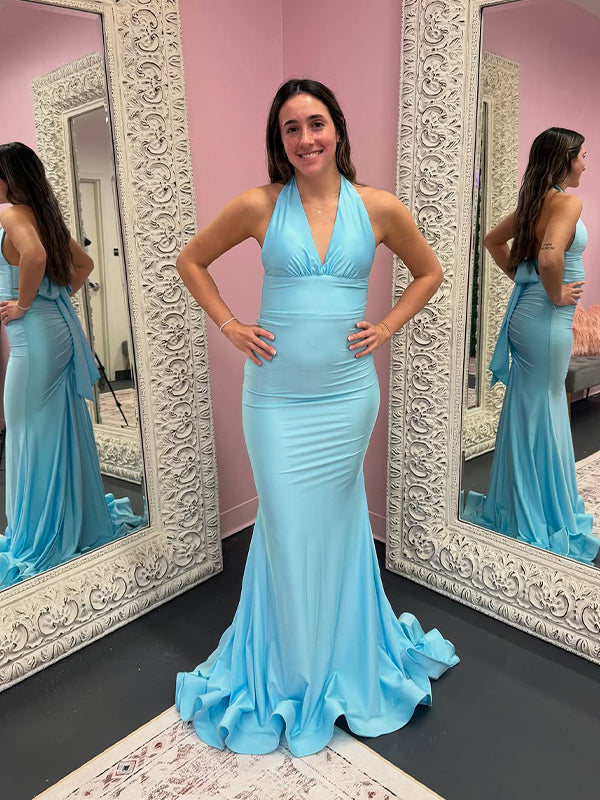 Robe de bal longue sirène bleu clair dos nu à col halter