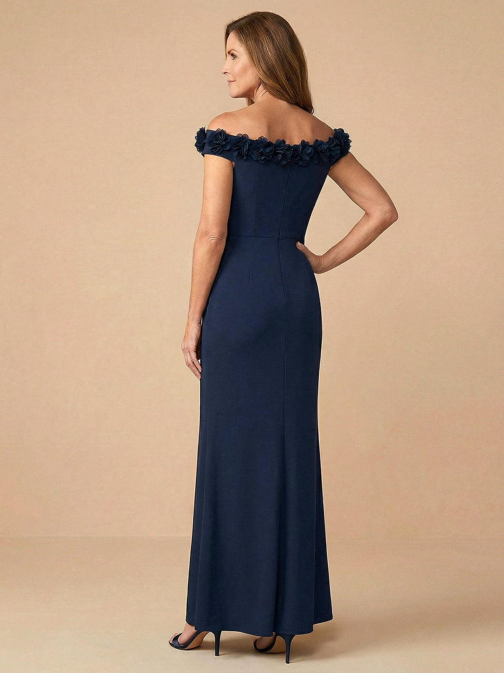 Vestido de madre de la novia satinado sirena con flores 3D y volantes sin hombros