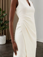 Robe midi blanche fourreau à col en V, sans manches, avec fente