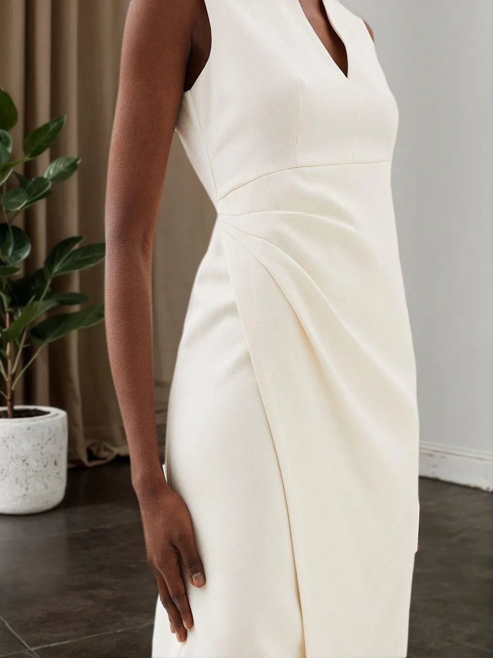 Robe midi blanche fourreau à col en V, sans manches, avec fente