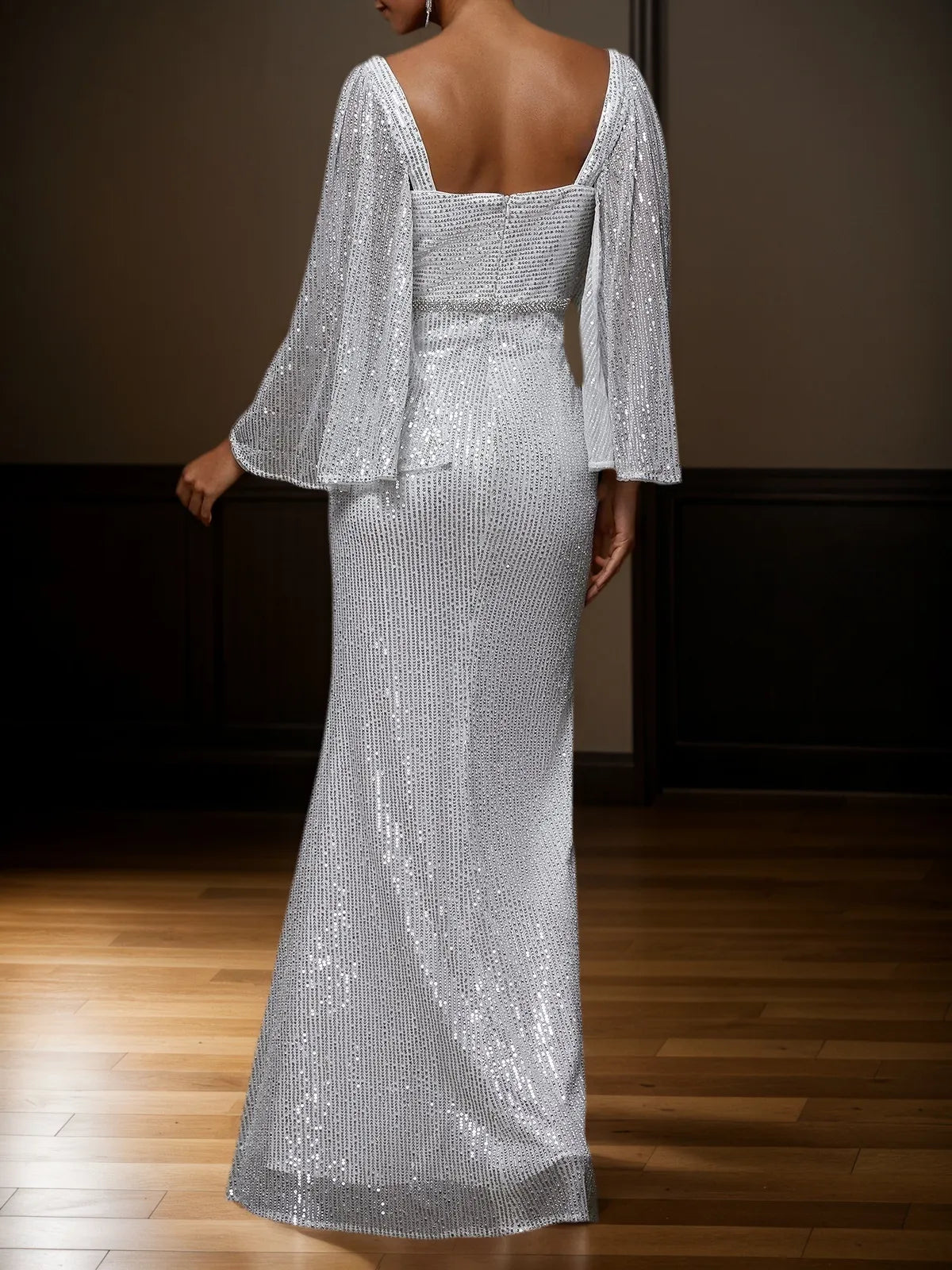 Vestido tubo plateado con lentejuelas de pedrería, escote cuadrado y mangas tres cuartos
