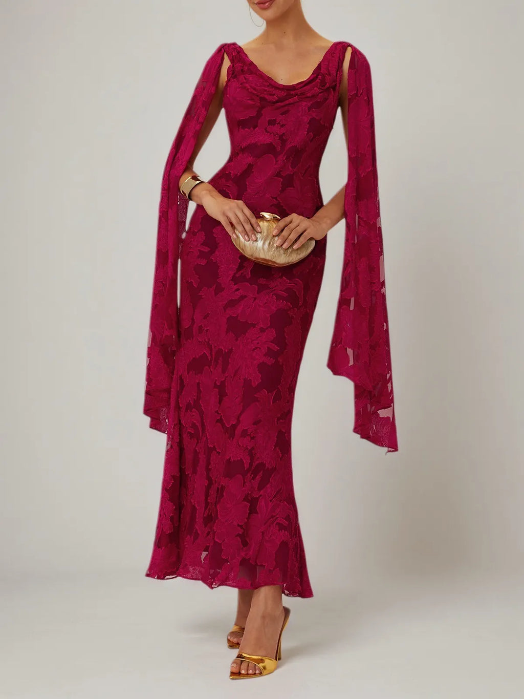 Robe maxi fourreau rouge en jacquard chiffon, col bénitier, sans manches