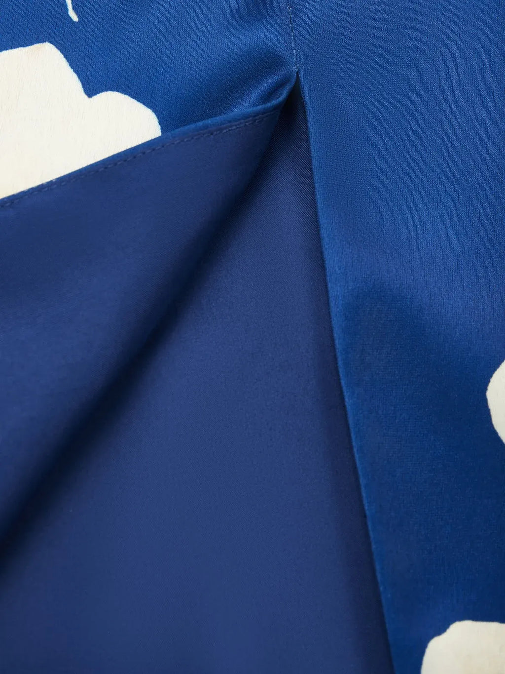 Vestido midi de satén azul floral con escote en V y mangas globo