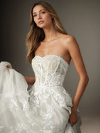 Robe de mariée blanche en ligne A bustier sans bretelles en dentelle