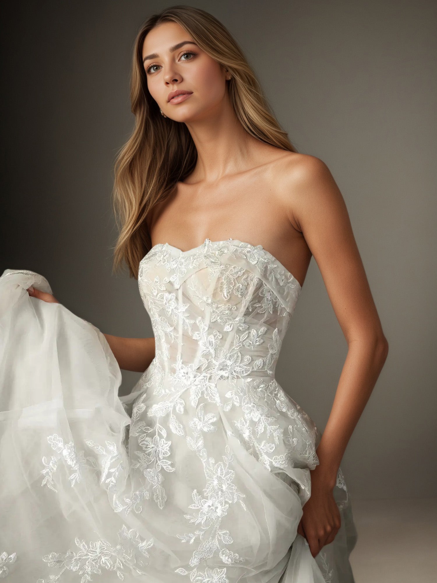 Robe de mariée blanche en ligne A bustier sans bretelles en dentelle