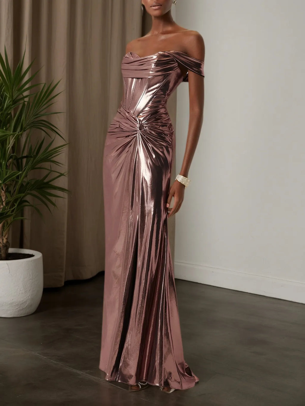 Vestido maxi de satén metálico arrugado color rosa oscuro con corsé, corte tubo, hombros descubiertos y sin mangas