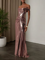Vestido maxi de satén metálico arrugado color rosa oscuro con corsé, corte tubo, hombros descubiertos y sin mangas