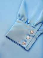 Abito midi a guaina in raso blu con collo a camicia arricciato