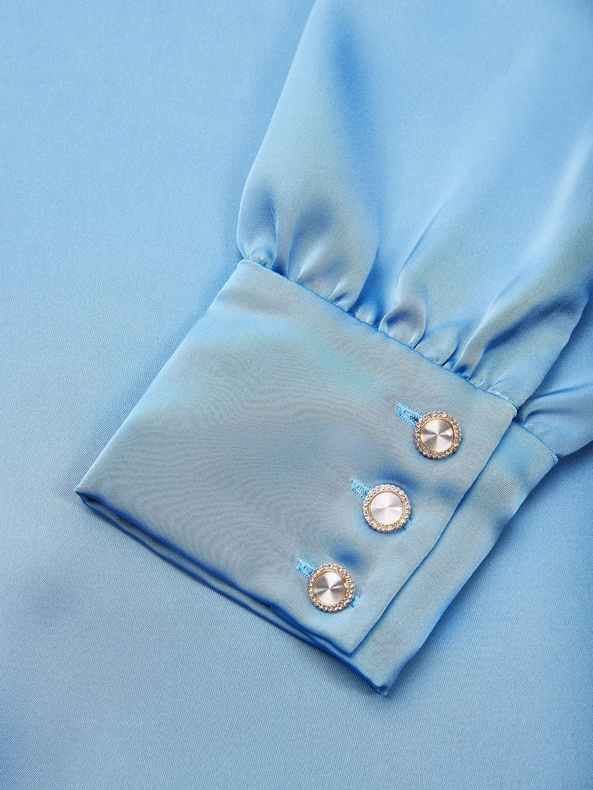 Abito midi a guaina in raso blu con collo a camicia arricciato