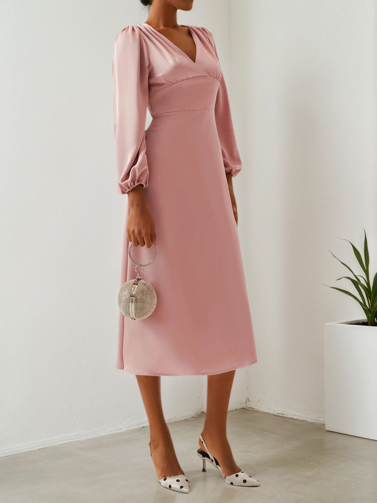 Robe midi rose à encolure en V, manches bouffantes longues, coupe trapèze