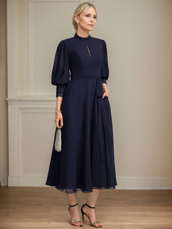 A-Linien Kleid mit hohem Kragen, tea-länge, Spitze und Chiffon, Brautmutterkleid mit Schleife