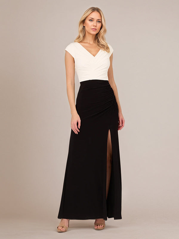 Schwarzes, knöchellanges Chiffonkleid für die Brautmutter mit V-Ausschnitt und hohem Schlitz