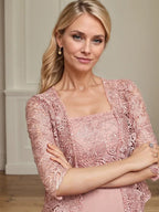 Vestido de mãe da noiva em chiffon e renda, linha A, comprimento tea, decote quadrado com bordados de lantejoulas