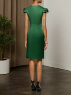 Vestido midi em cetim verde com mangas pétala e flores 3D, modelo tubinho