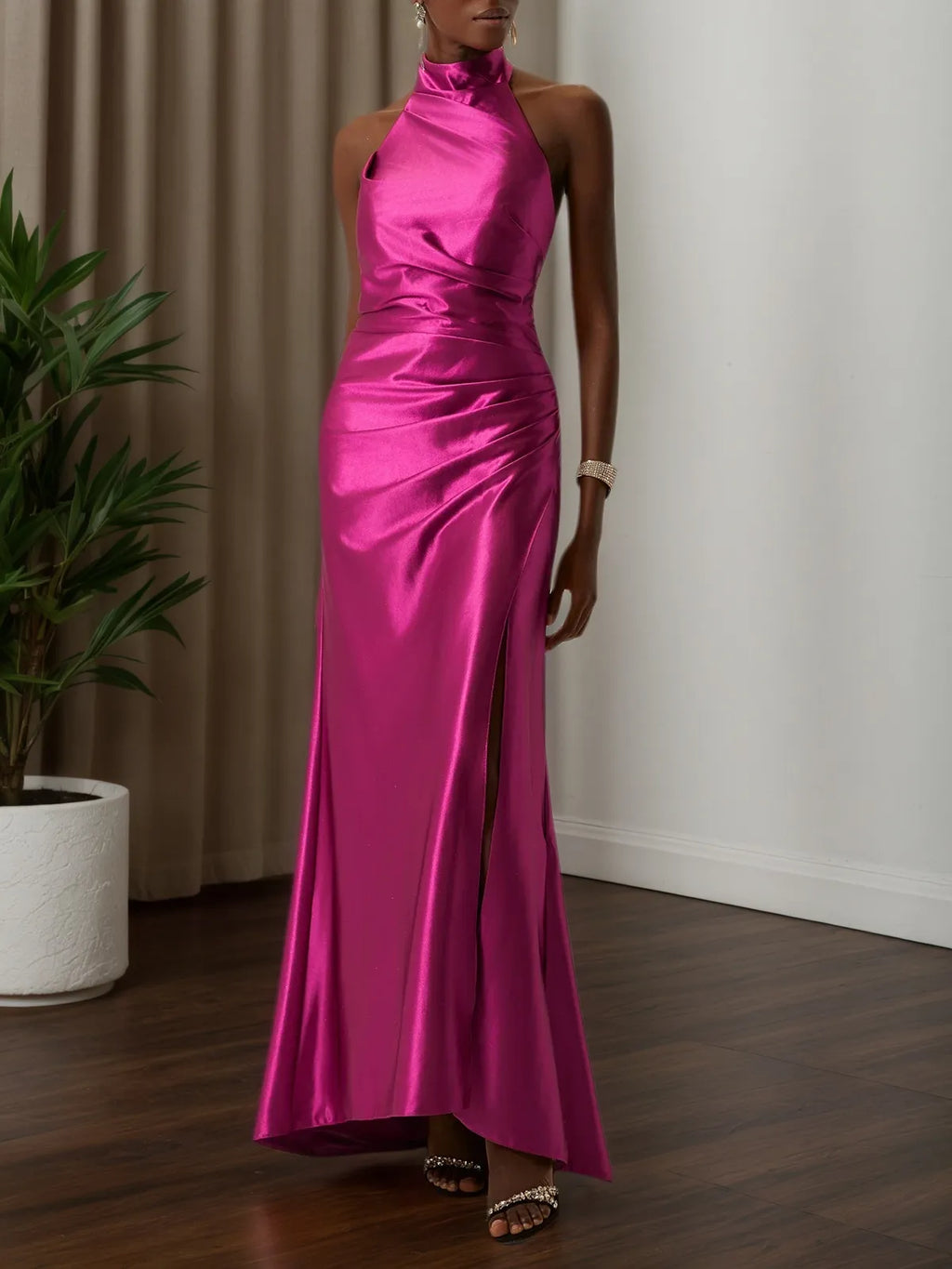 Vestido tubinho de cetim vermelho rosa com gola halter franzida e gola alta falso, sem mangas
