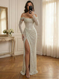 Abito lungo da ballo con corsetto in paillettes e scollo a barca, con spacco alto