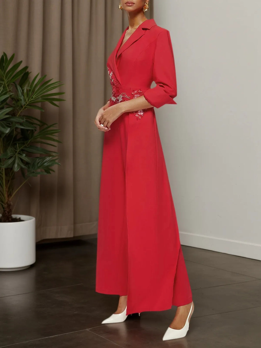 Mono de pierna ancha con blazer de solapa y aplicaciones florales rojas