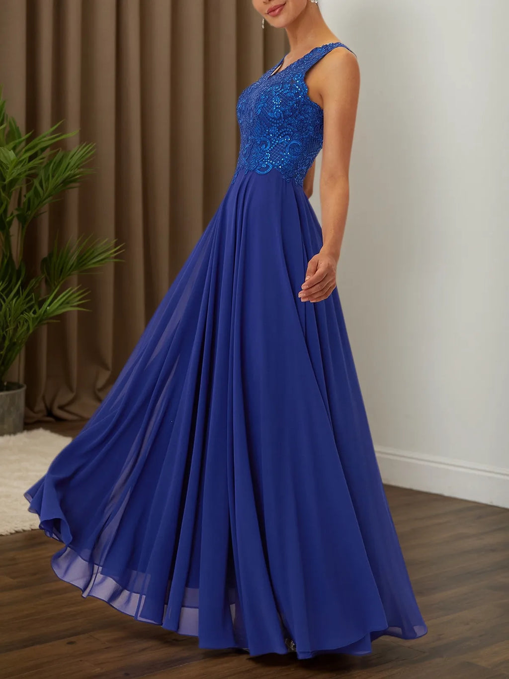 Vestido largo maxi línea A azul con lentejuelas, encaje y gasa, escote en V y sin mangas