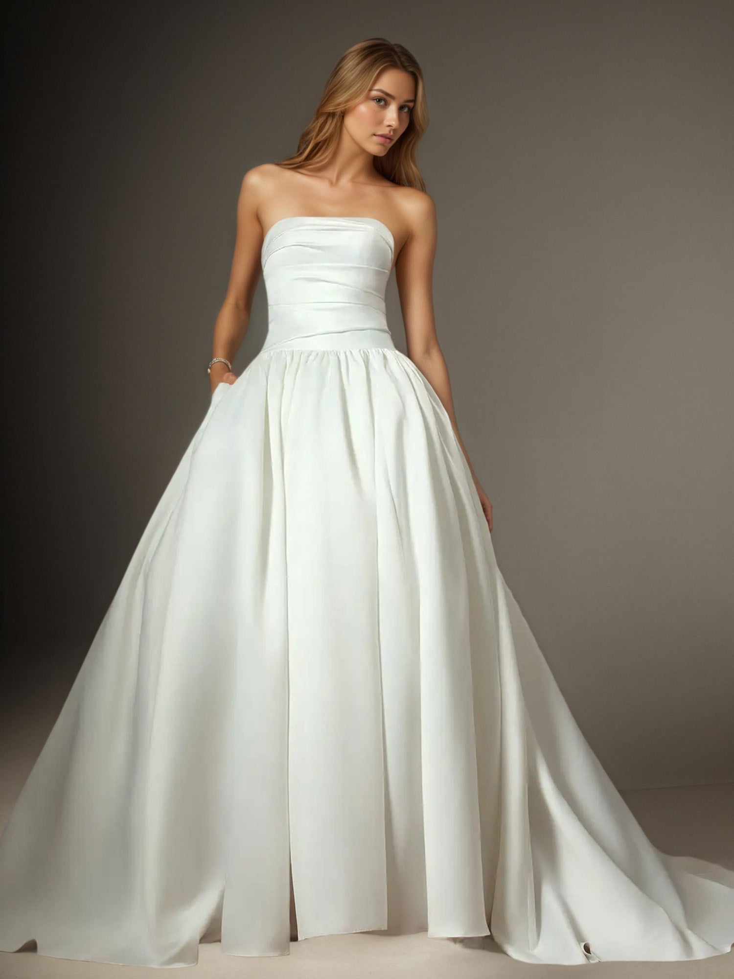 Abito da sposa bianco a gonna ampia senza spalline in raso opaco