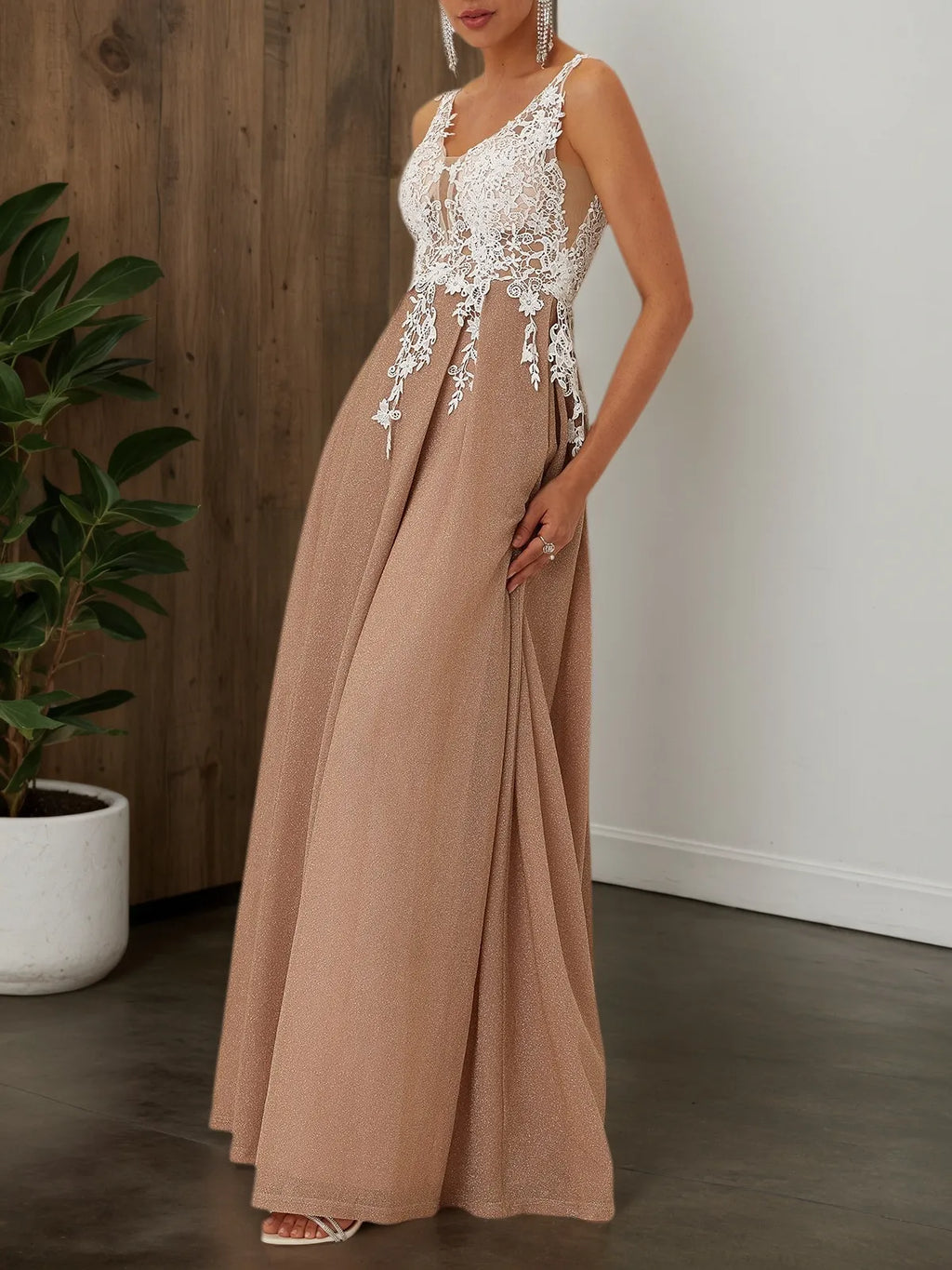 Aprikosenfarbenes Spitzen-Abschlussballkleid mit V-Ausschnitt, ärmellos, A-Linie Maxi-Kleid