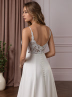 Robe de mariée blanche en crêpe stretch à sequins, coupe trapèze, col en V