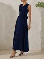 Robe maxi portefeuille en lyocell lin bleu violacé à col en V sans manches ligne A avec nœud