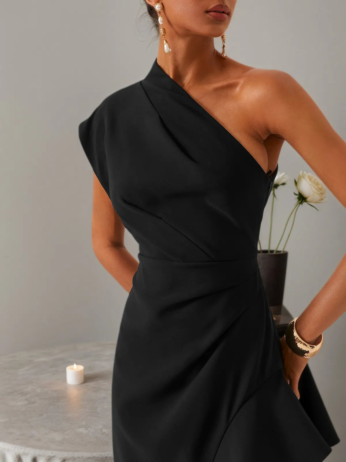Abito midi nero a linea A monospalla con spacco
