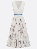 Abito midi bianco in chiffon plissettato con motivi floreali, scollo a V e senza maniche, linea a trapezio