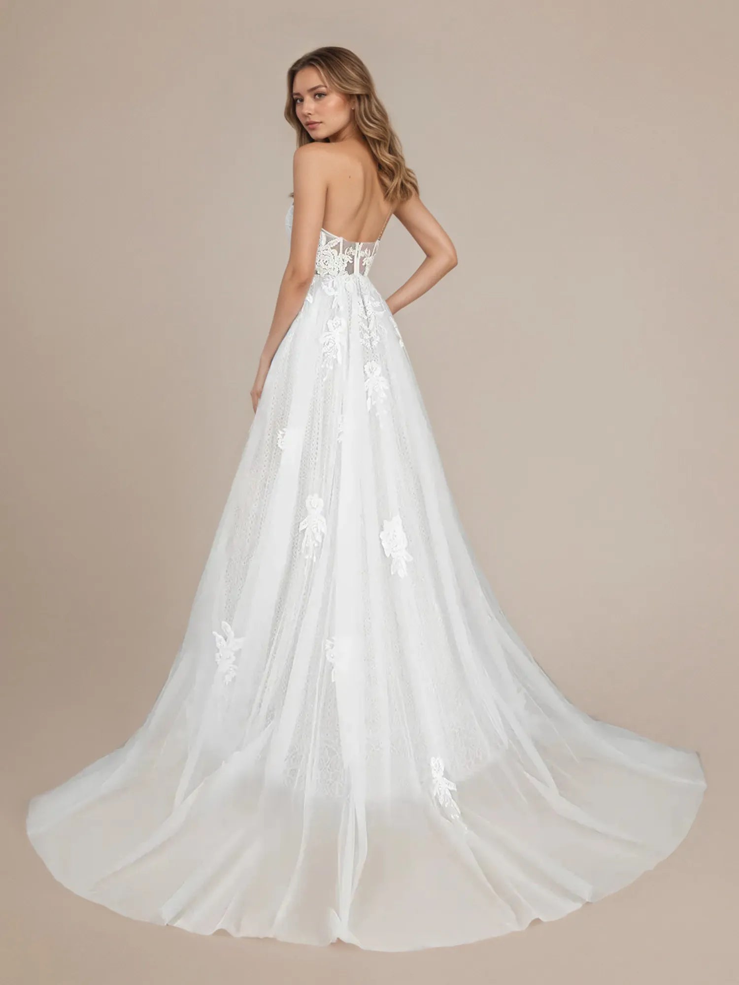 Vestido de novia blanco de tul con lentejuelas, tirantes finos y corte en A
