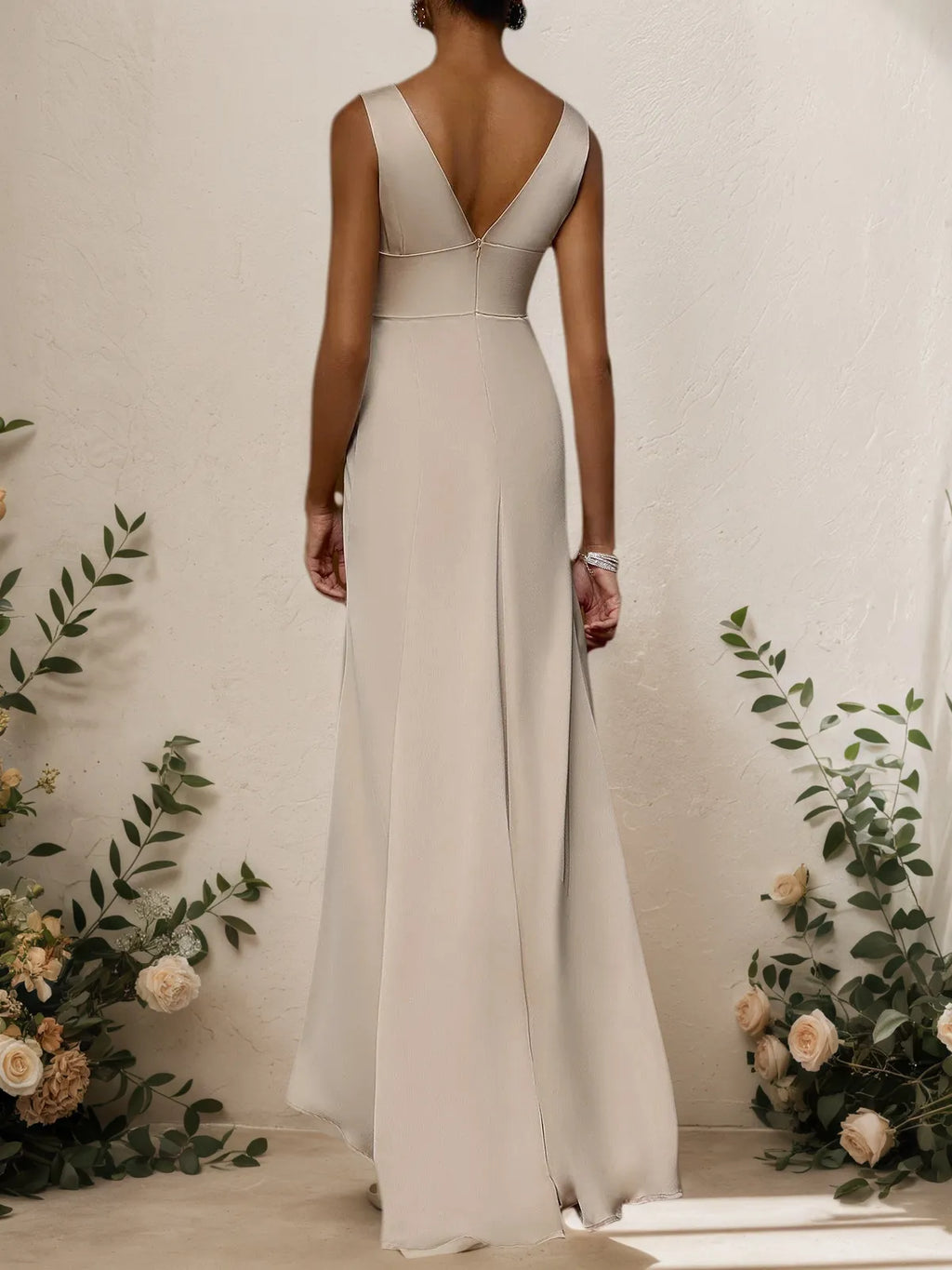 Vestido de cetim damasco com decote em V, sem mangas e fenda, corte reto