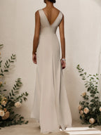 Vestido de cetim damasco com decote em V, sem mangas e fenda, corte reto