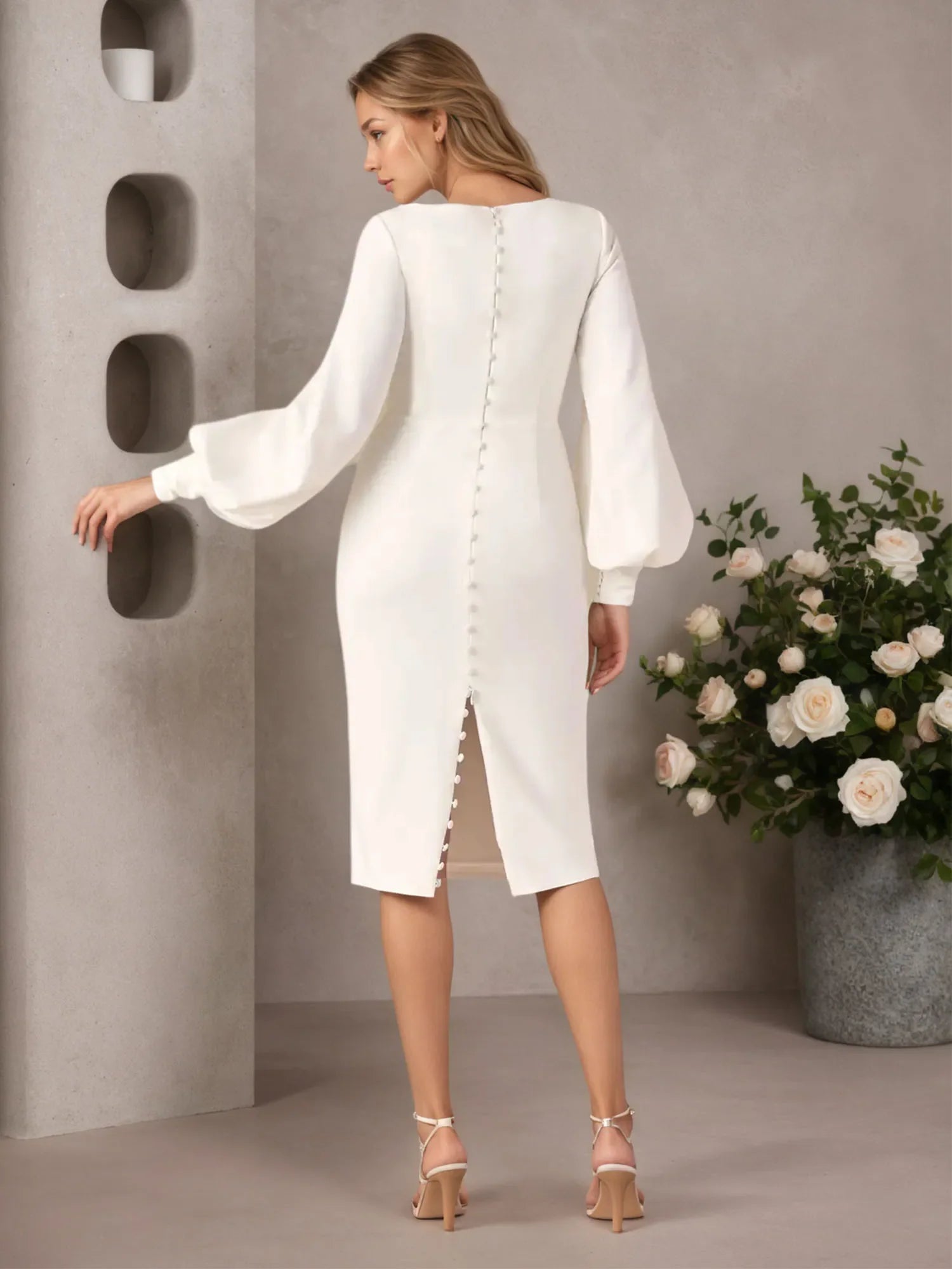 Robe de mariée blanche fourreau en crêpe stretch col carré