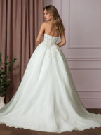 Vestido de novia blanco de corte princesa sin tirantes con encaje plisado