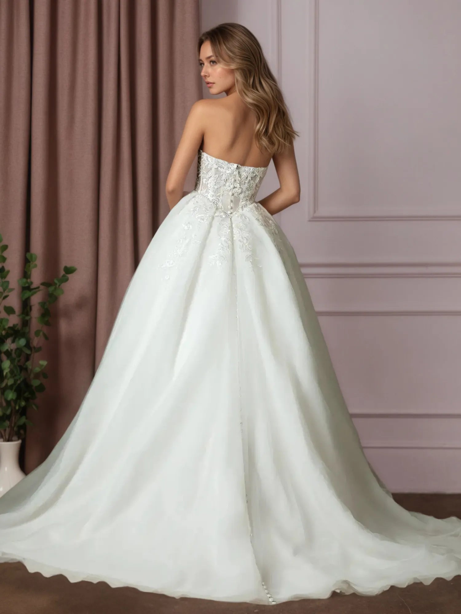 Vestido de novia blanco de corte princesa sin tirantes con encaje plisado