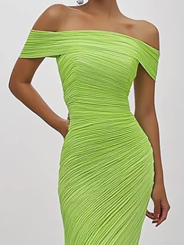 Vestido largo de fiesta verde sirena con hombros descubiertos y pliegues