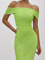 Vestido largo de fiesta verde sirena con hombros descubiertos y pliegues