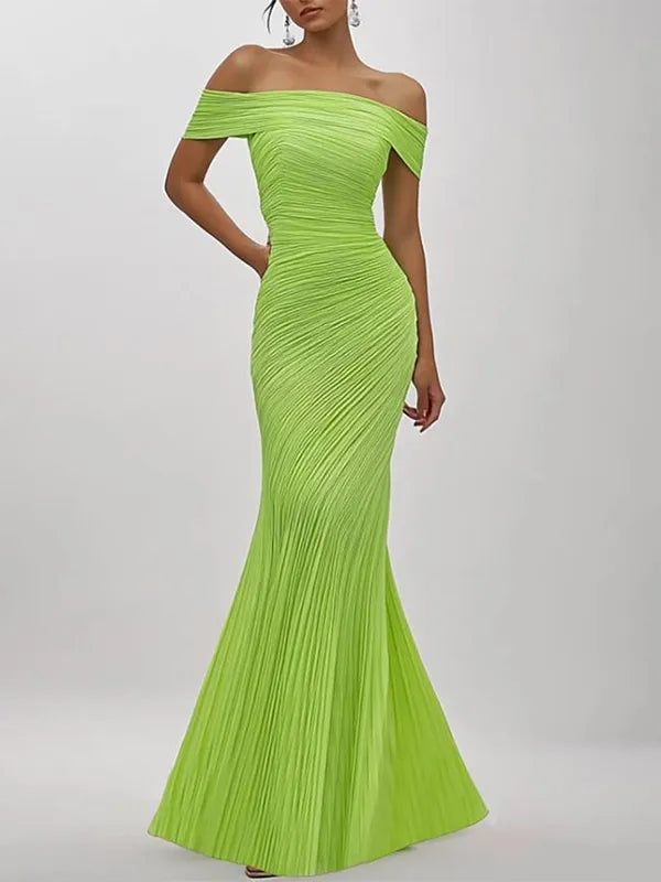 Vestido largo de fiesta verde sirena con hombros descubiertos y pliegues