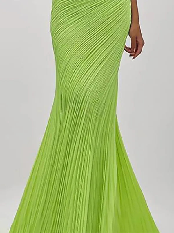 Vestido largo de fiesta verde sirena con hombros descubiertos y pliegues