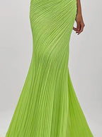 Vestido largo de fiesta verde sirena con hombros descubiertos y pliegues