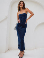 Vestido tubo azul marino de satén sin mangas, con escote off-shoulder y largo hasta el tobillo