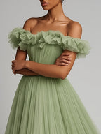 Abito formale lungo a linea ad A in tulle plissettato con volant