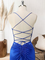 Vestido longo vermelho sereia com corpete, alças finas e apliques para formatura