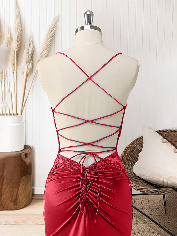 Vestido longo vermelho sereia com corpete, alças finas e apliques para formatura
